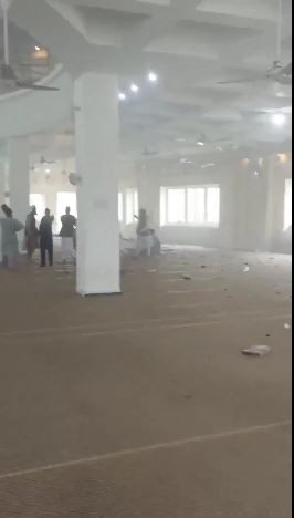pakistanda-camide-cuma-namazi-sirasinda-intihar-saldirisi-5-olu-23-yarali-yenicag-2.jpg