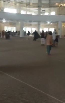 pakistanda-camide-cuma-namazi-sirasinda-intihar-saldirisi-5-olu-23-yarali-yenicag-3.jpg