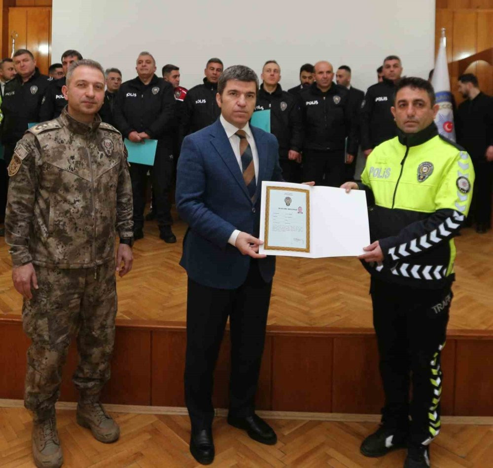 Vali Bakan’da başarılı polislere belge verildi