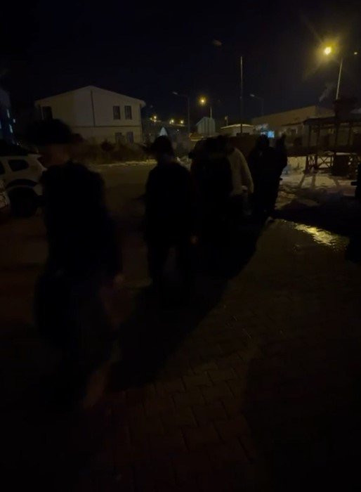 Durdurulan araçtan kaçak göçmenler çıktı