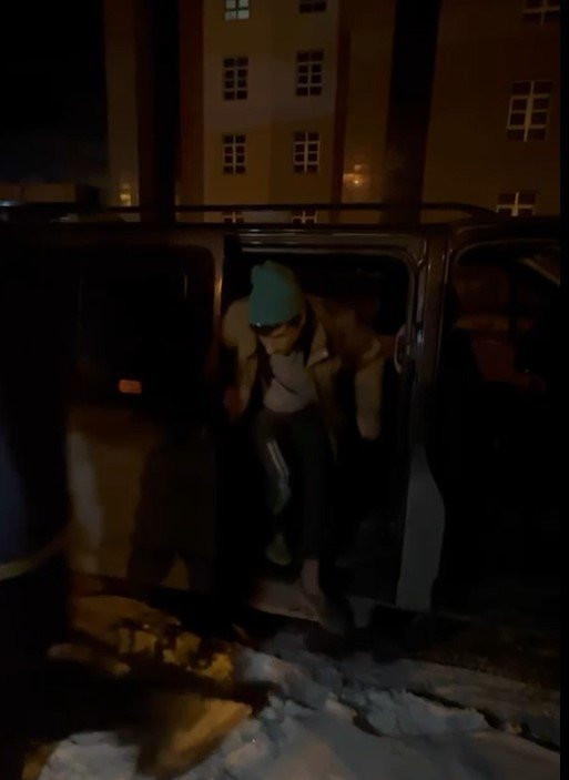 Durdurulan araçtan kaçak göçmenler çıktı