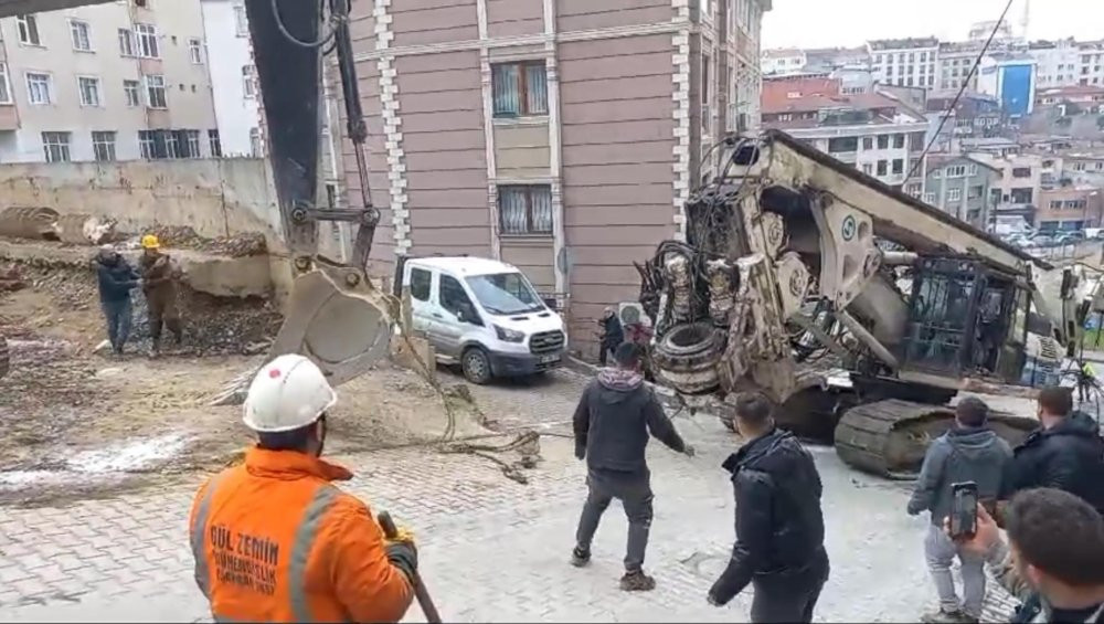 Kağıthane’de 200 tonluk makinenin zinciri koptu olanlar oldu! Hastanelik oldular