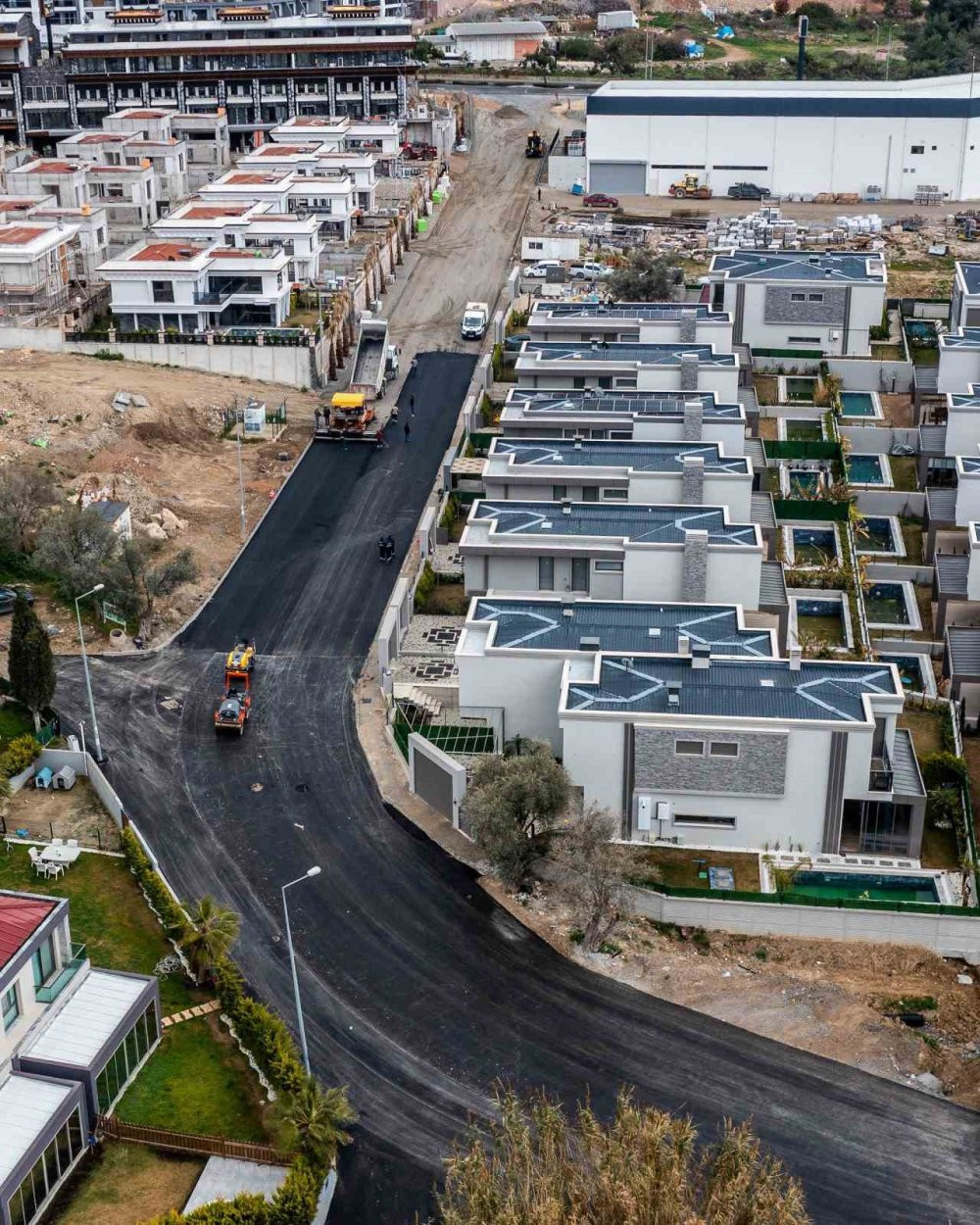 Kuşadası'nın asfaltları güçleniyor!