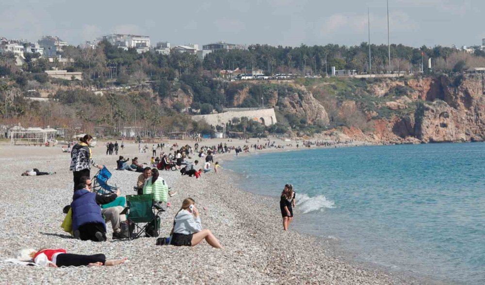 Antalya'da dört mevsim bir arada! Konyaaltı’na akın etti