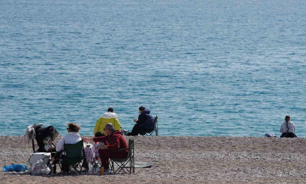 Antalya'da dört mevsim bir arada! Konyaaltı’na akın etti