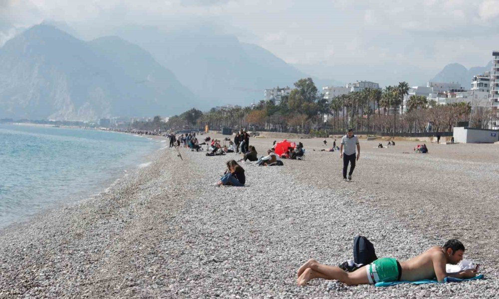 Antalya'da dört mevsim bir arada! Konyaaltı’na akın etti
