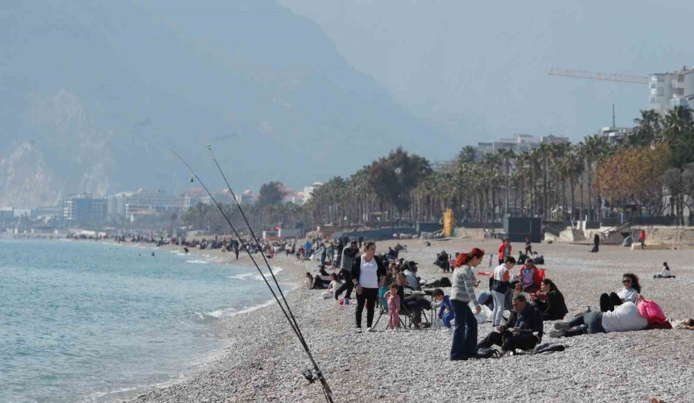 Antalya'da dört mevsim bir arada! Konyaaltı’na akın etti
