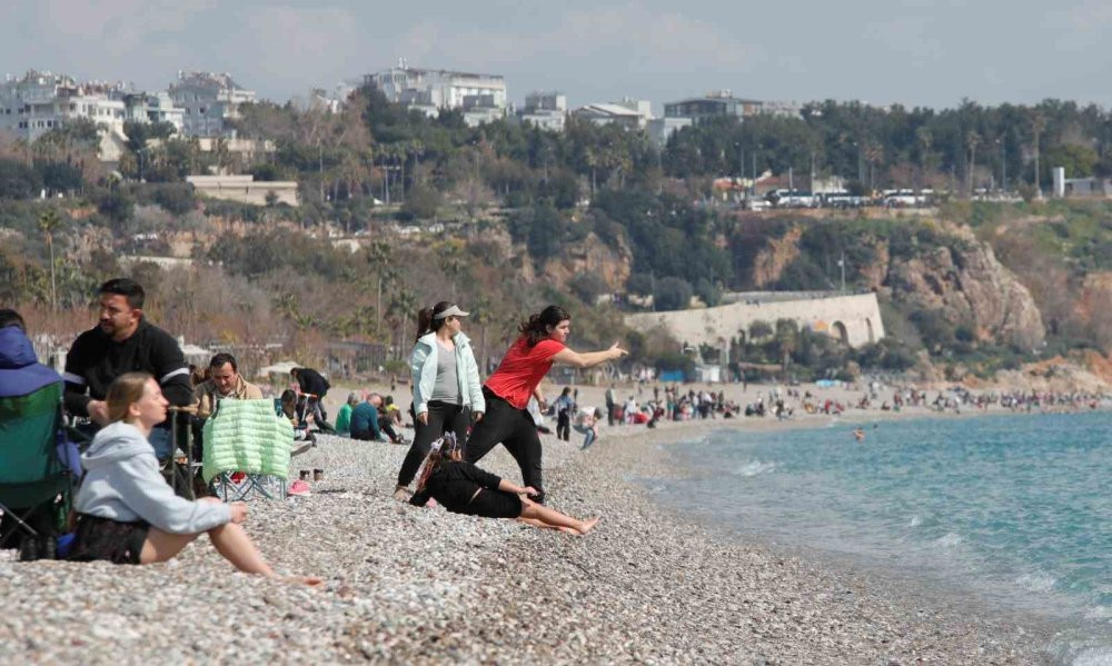 Antalya'da dört mevsim bir arada! Konyaaltı’na akın etti