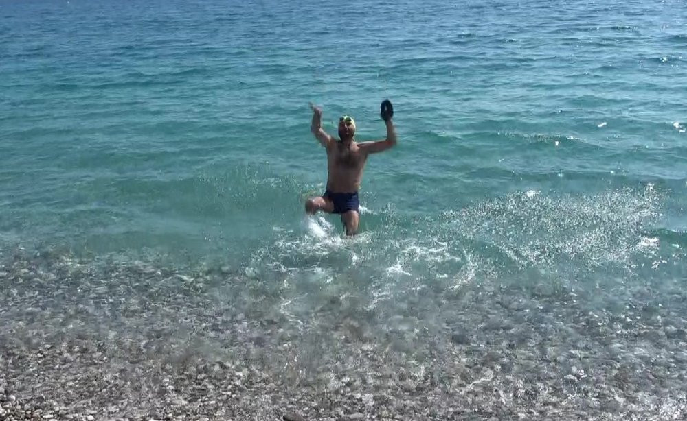 Antalya'da dört mevsim bir arada! Konyaaltı’na akın etti