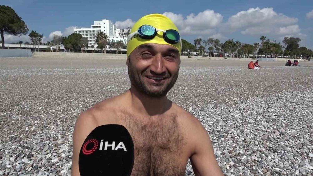 Antalya'da dört mevsim bir arada! Konyaaltı’na akın etti