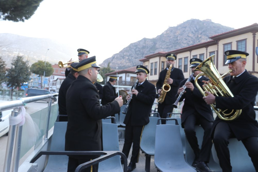 Bu yılda gelenek unutulmadı! Şehrin en yüksek kalesine çıktılar