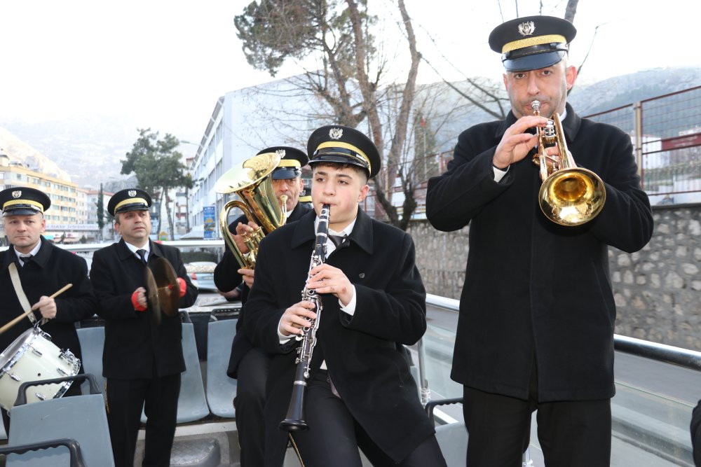 Bu yılda gelenek unutulmadı! Şehrin en yüksek kalesine çıktılar
