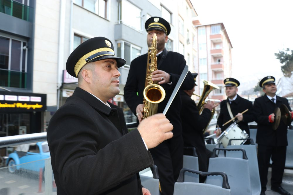 Bu yılda gelenek unutulmadı! Şehrin en yüksek kalesine çıktılar