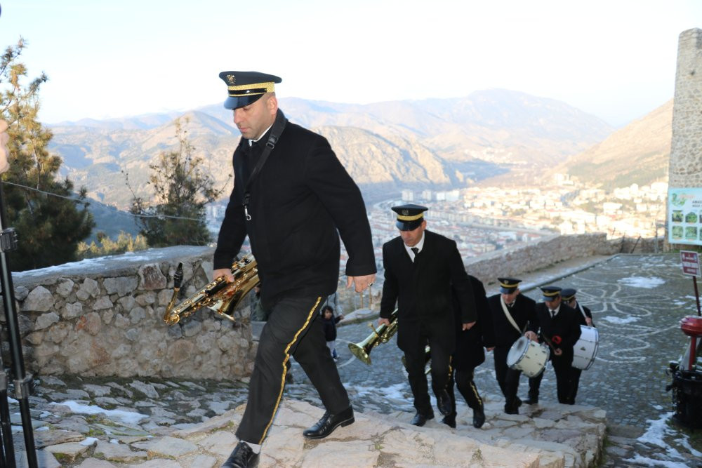 Bu yılda gelenek unutulmadı! Şehrin en yüksek kalesine çıktılar