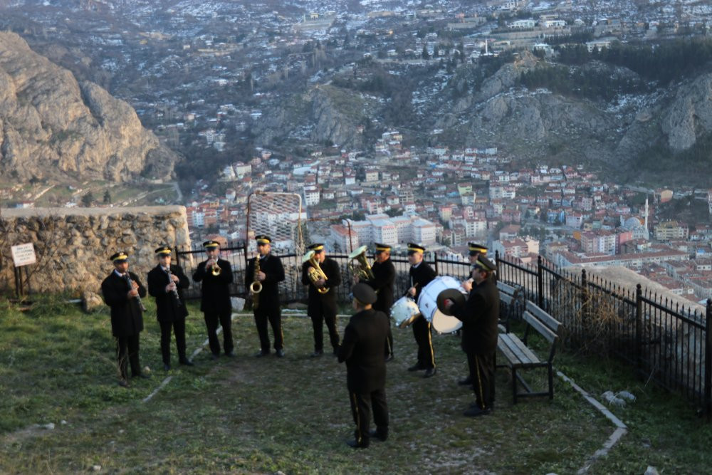 Bu yılda gelenek unutulmadı! Şehrin en yüksek kalesine çıktılar