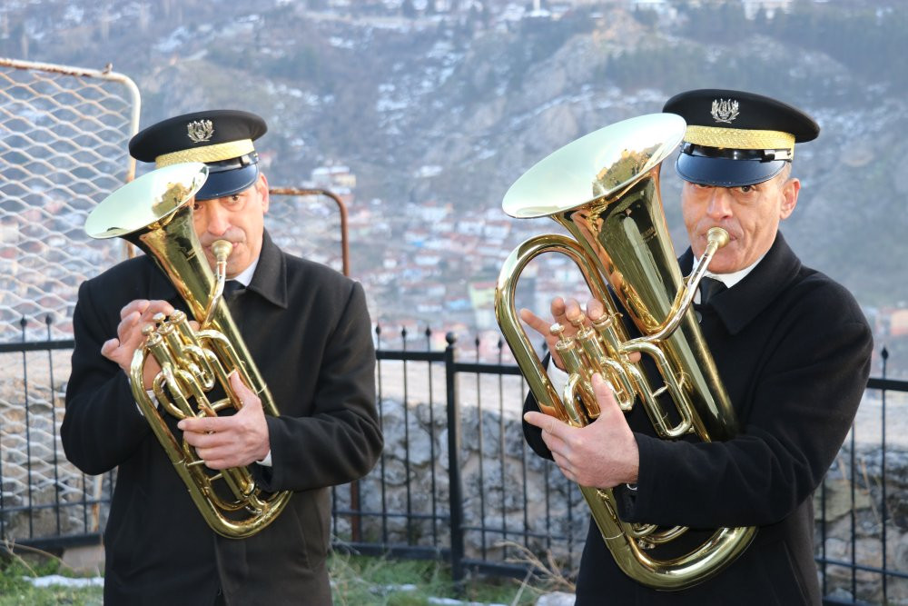 Bu yılda gelenek unutulmadı! Şehrin en yüksek kalesine çıktılar
