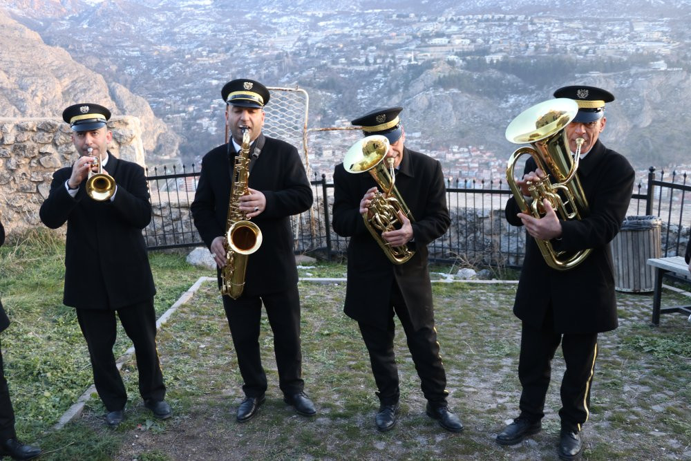 Bu yılda gelenek unutulmadı! Şehrin en yüksek kalesine çıktılar