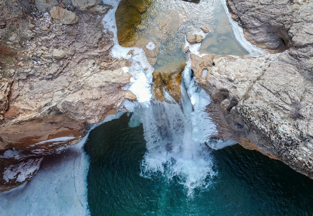 Toros dağlarında eksi 18 derece! Şelale dondu