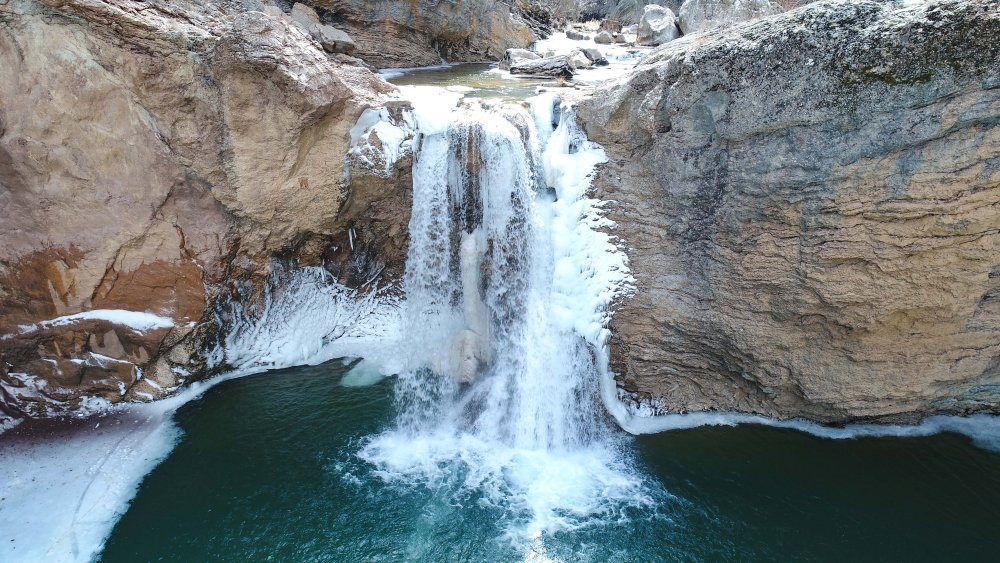 Toros dağlarında eksi 18 derece! Şelale dondu