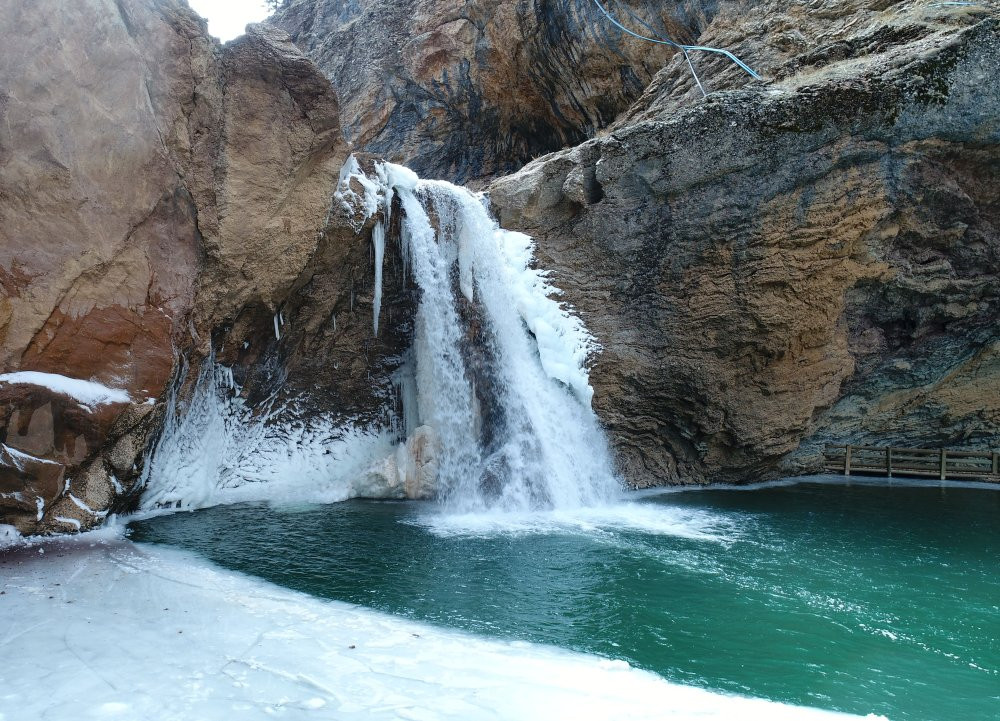Toros dağlarında eksi 18 derece! Şelale dondu