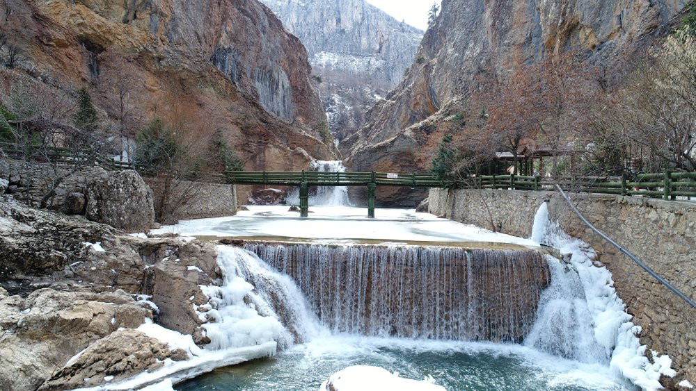Toros dağlarında eksi 18 derece! Şelale dondu
