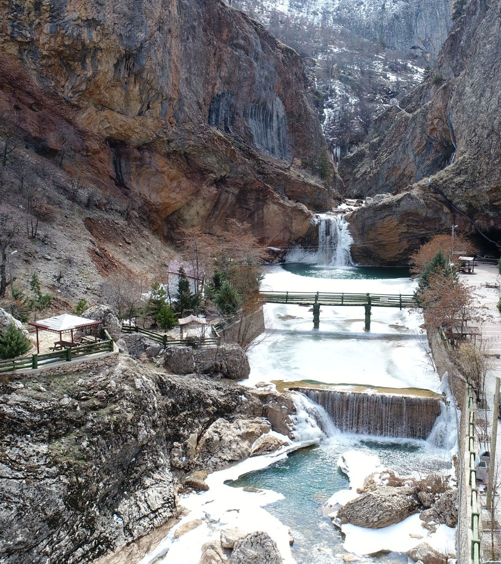 Toros dağlarında eksi 18 derece! Şelale dondu