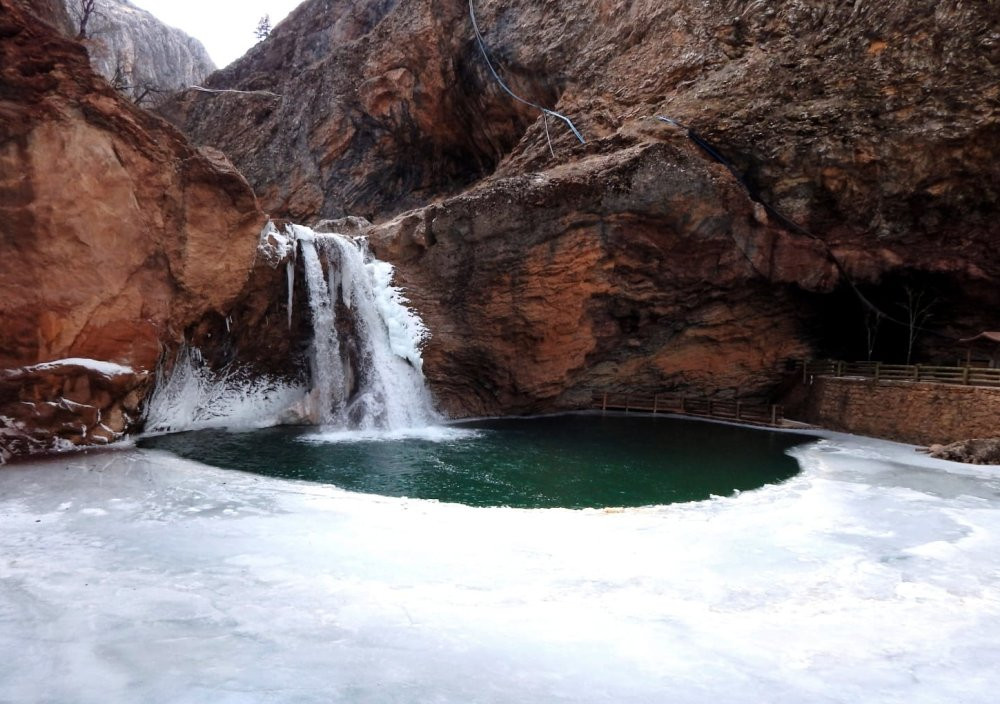 Toros dağlarında eksi 18 derece! Şelale dondu