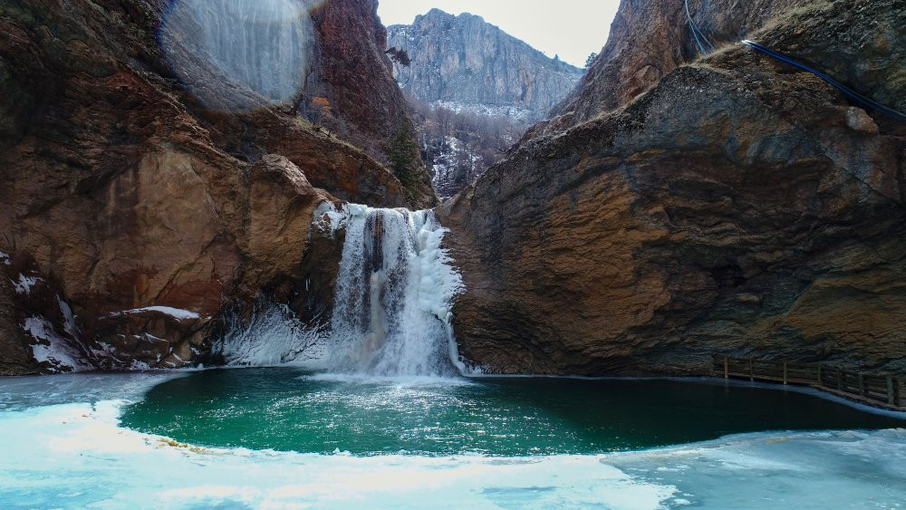 Toros dağlarında eksi 18 derece! Şelale dondu