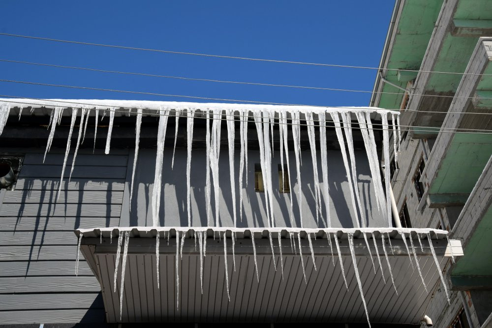 Van'da sıcaklık sıfırın altına düştü! Çatılarda buz sarkıtları oluştu