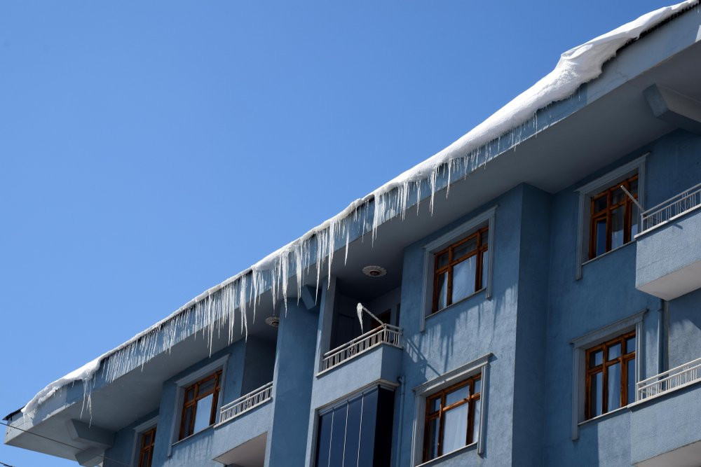 Van'da sıcaklık sıfırın altına düştü! Çatılarda buz sarkıtları oluştu
