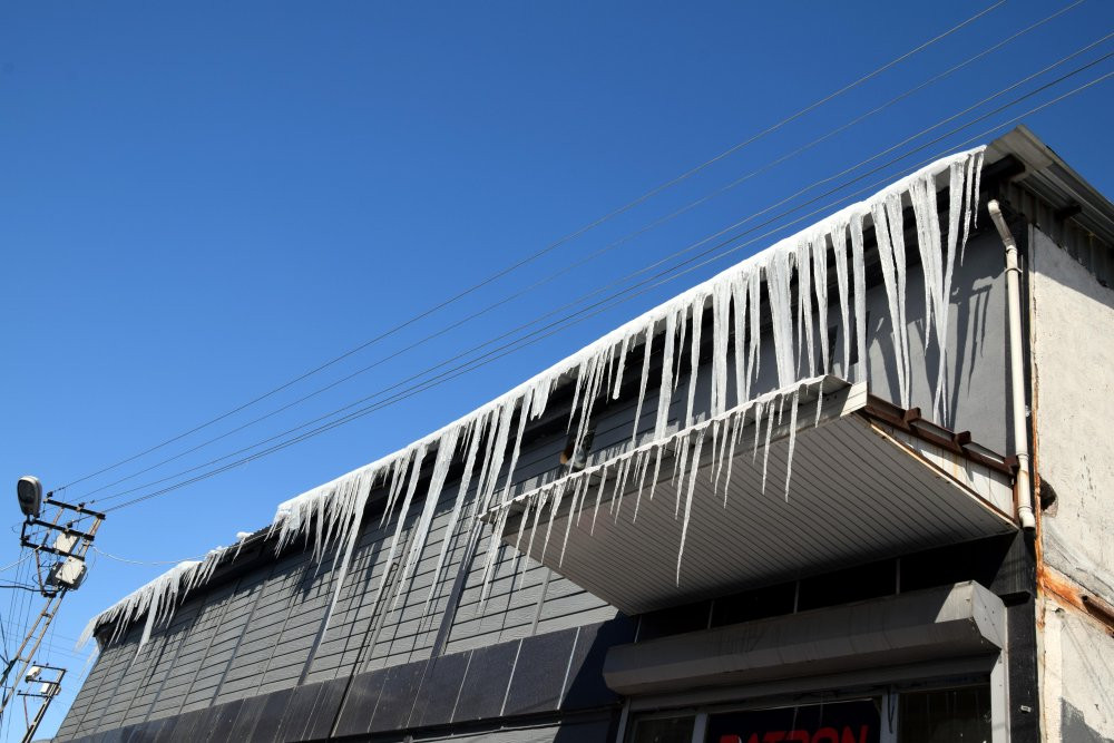 Van'da sıcaklık sıfırın altına düştü! Çatılarda buz sarkıtları oluştu