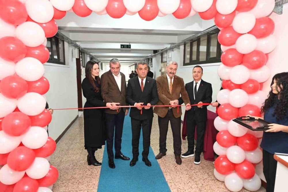 Aydın Lisesi’ne modern kütüphane