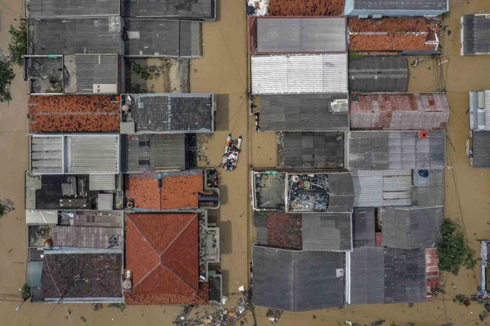 Endonezya'da sel felaketi! Ciliwung Nehri taştı, bin 229 kişi tahliye edildi: Su seviyesi 5 metreye yükseldi
