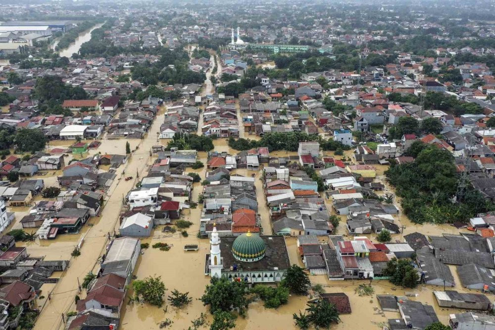 Endonezya'da sel felaketi! Ciliwung Nehri taştı, bin 229 kişi tahliye edildi: Su seviyesi 5 metreye yükseldi