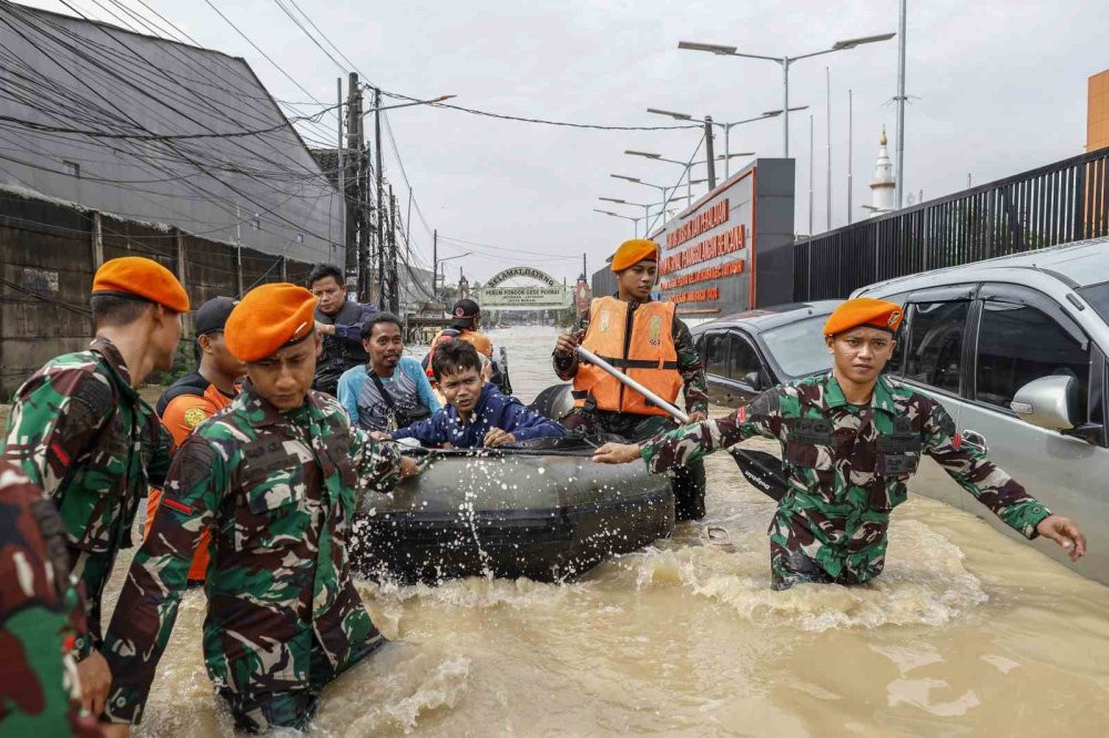 Endonezya'da sel felaketi! Ciliwung Nehri taştı, bin 229 kişi tahliye edildi: Su seviyesi 5 metreye yükseldi