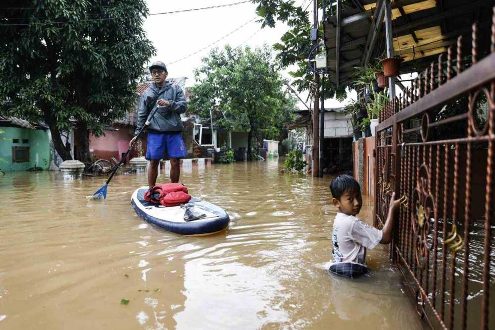 Endonezya'da sel felaketi! Ciliwung Nehri taştı, bin 229 kişi tahliye edildi: Su seviyesi 5 metreye yükseldi