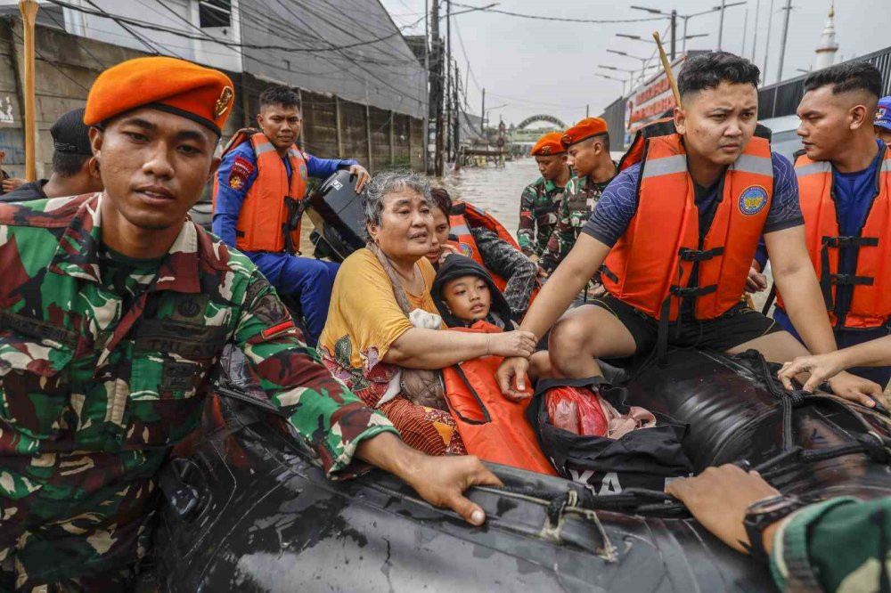 Endonezya'da sel felaketi! Ciliwung Nehri taştı, bin 229 kişi tahliye edildi: Su seviyesi 5 metreye yükseldi