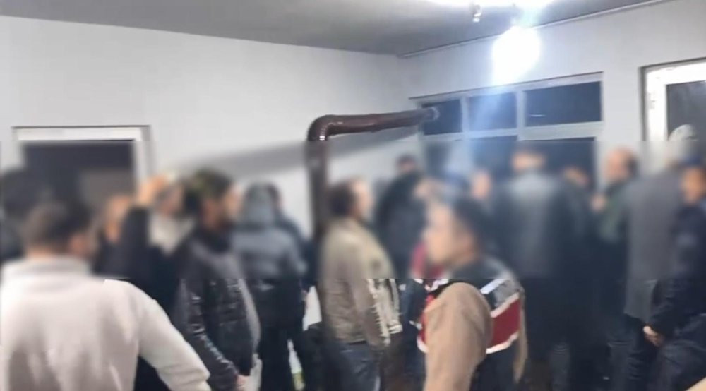 Jandarmadan şok baskın! Evi kumarhaneye çevirmişler: 66 gözaltı