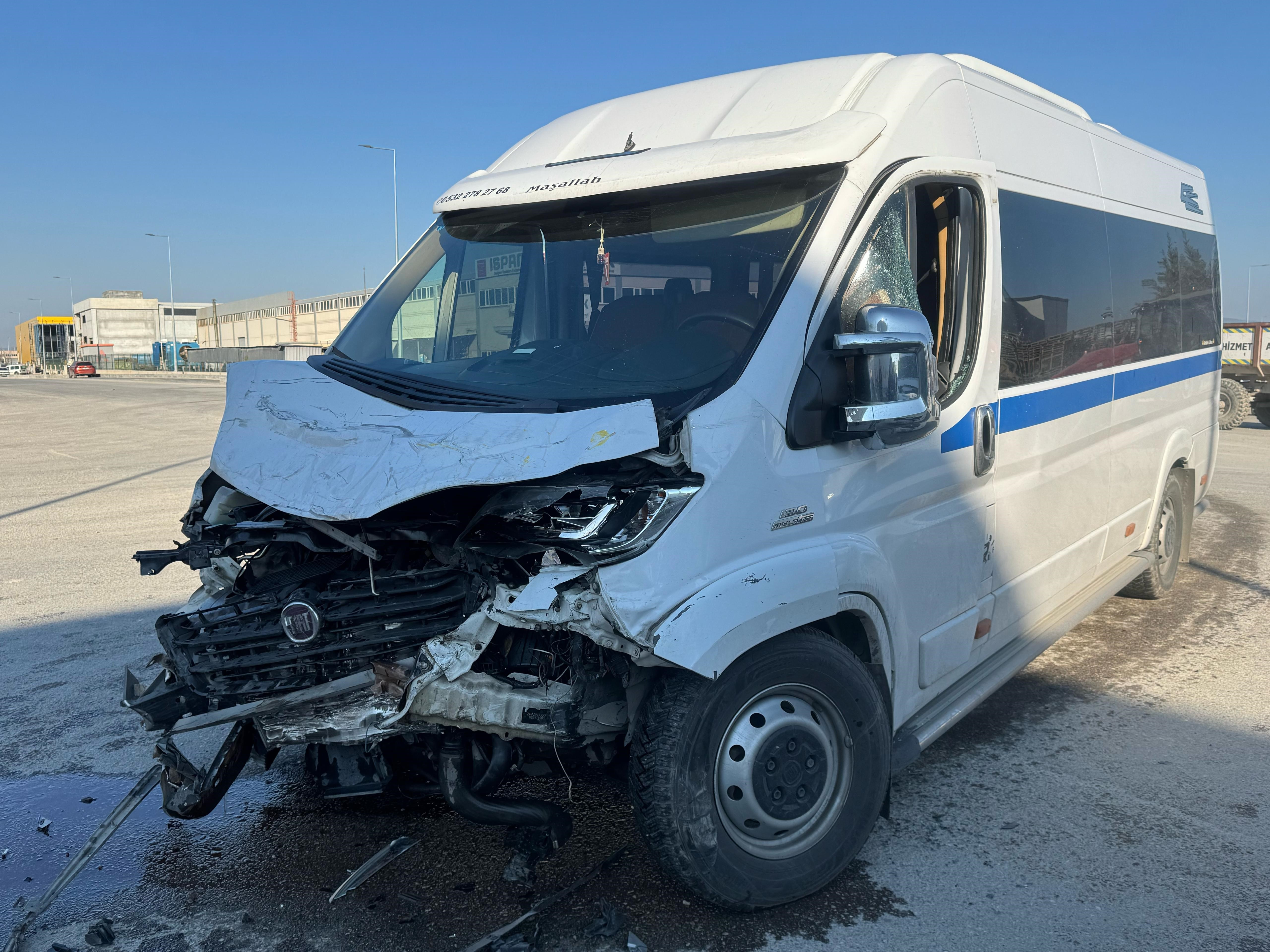 manisada-isci-tasiyan-minibusler-carpisti-19-yarali-yenicag-3.jpg
