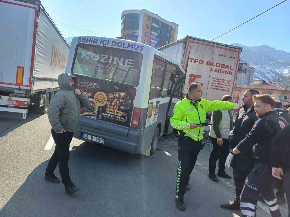 Artvin'de korku dolu anlar! Yolcu dolu minibüsü TIR'a çarptı: 12 yaralı