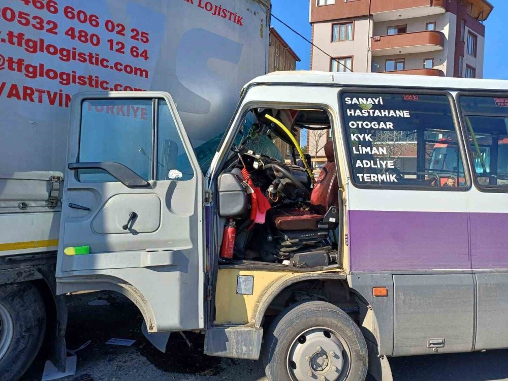 Artvin'de korku dolu anlar! Yolcu dolu minibüsü TIR'a çarptı: 12 yaralı