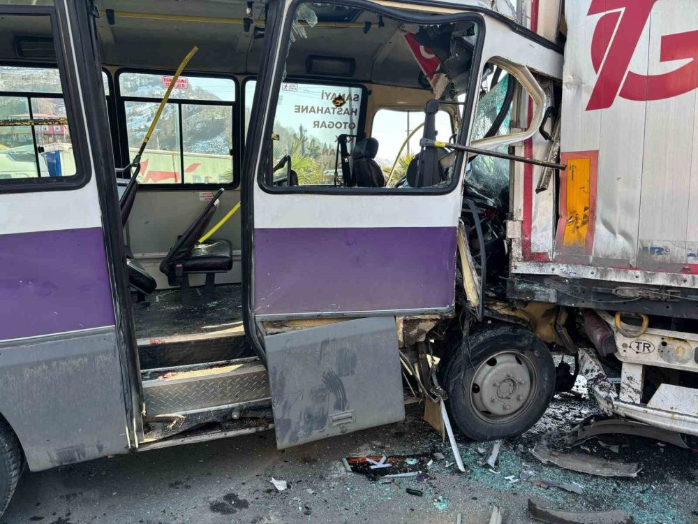 Artvin'de korku dolu anlar! Yolcu dolu minibüsü TIR'a çarptı: 12 yaralı