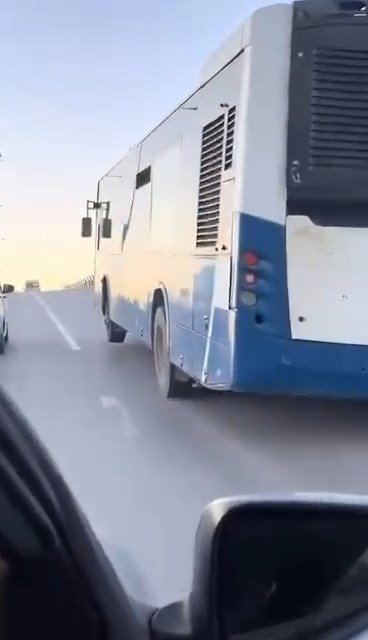 Görenler şaştı! Otobüs teker havada gitti