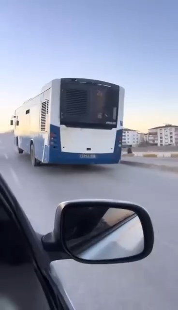 Görenler şaştı! Otobüs teker havada gitti