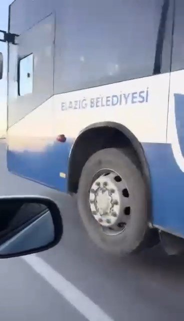 Görenler şaştı! Otobüs teker havada gitti
