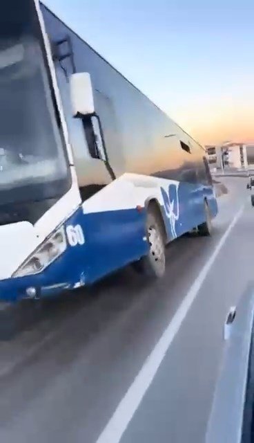 Görenler şaştı! Otobüs teker havada gitti