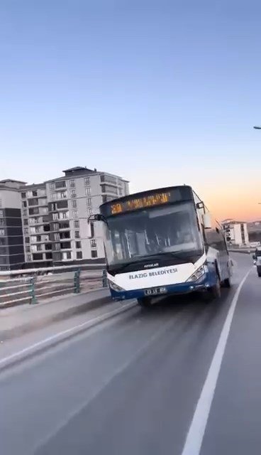 Görenler şaştı! Otobüs teker havada gitti