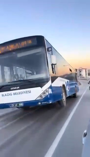 Görenler şaştı! Otobüs teker havada gitti