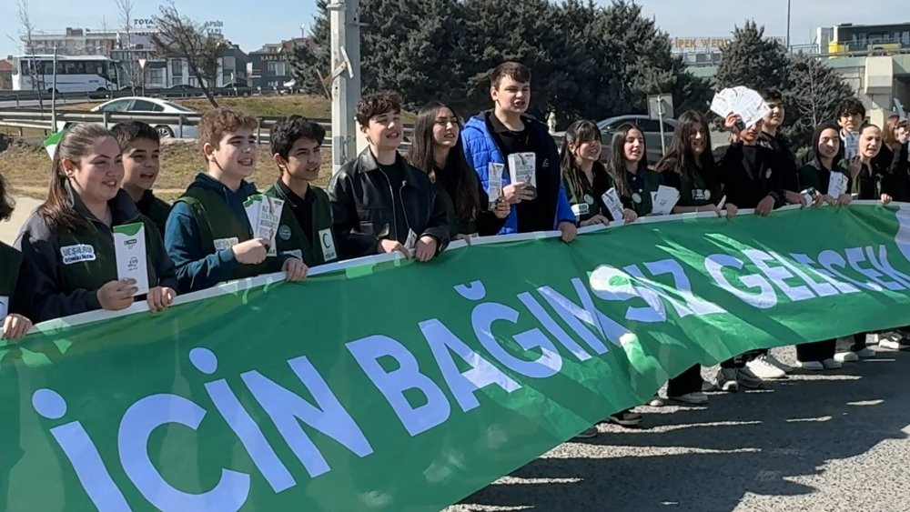 Lise öğrencileri bağımlılıkla mücadele için yürüdüler
