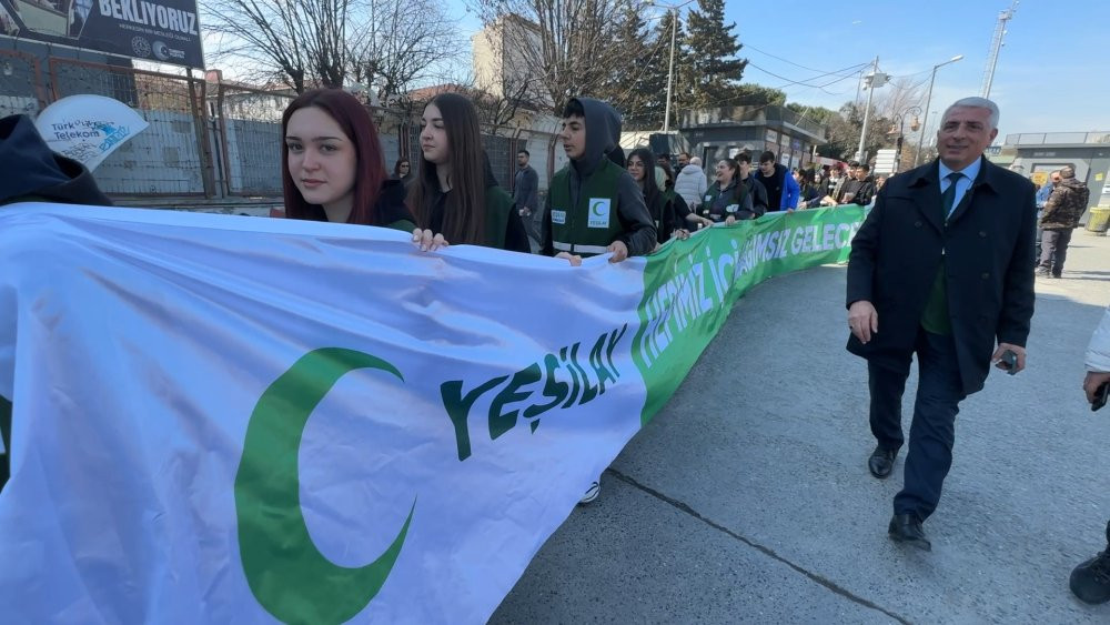 Lise öğrencileri bağımlılıkla mücadele için yürüdüler